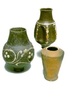 Romeins aardewerk werd op de pottenbakkersschijf gedraaid en gemaakt in een groot aantal standaardvormen. Deze bekertjes van dun, versierd aardewerk werden gemaakt in Duitse of Noordfranse pottenbakkerijen. (Foto: Fries Museum)
